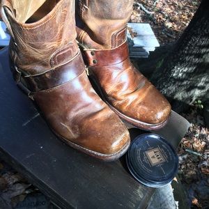 Size 9 Frye harness boots for men.
